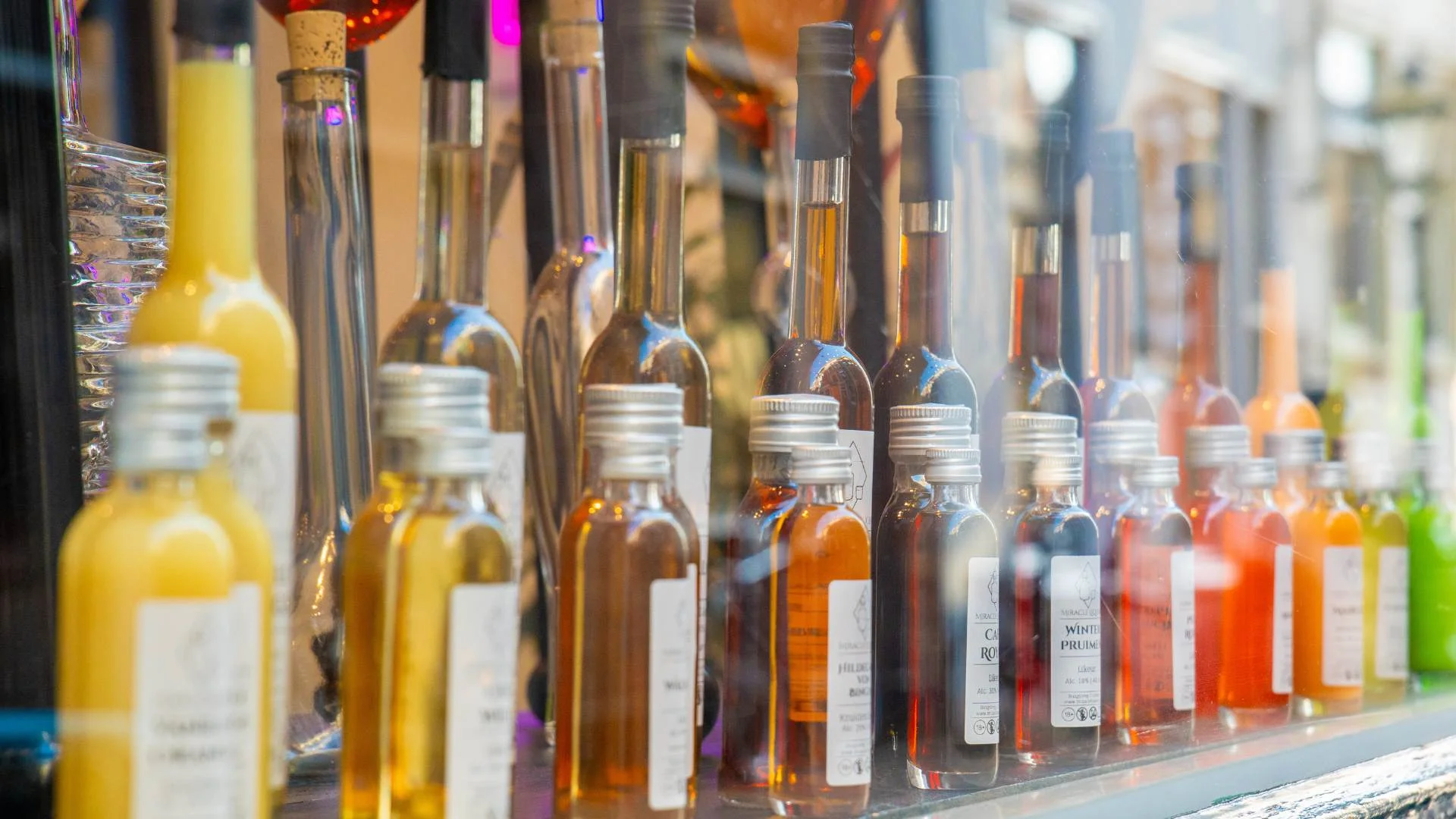 Interieur van de Miracle Liquors winkel in Leiden