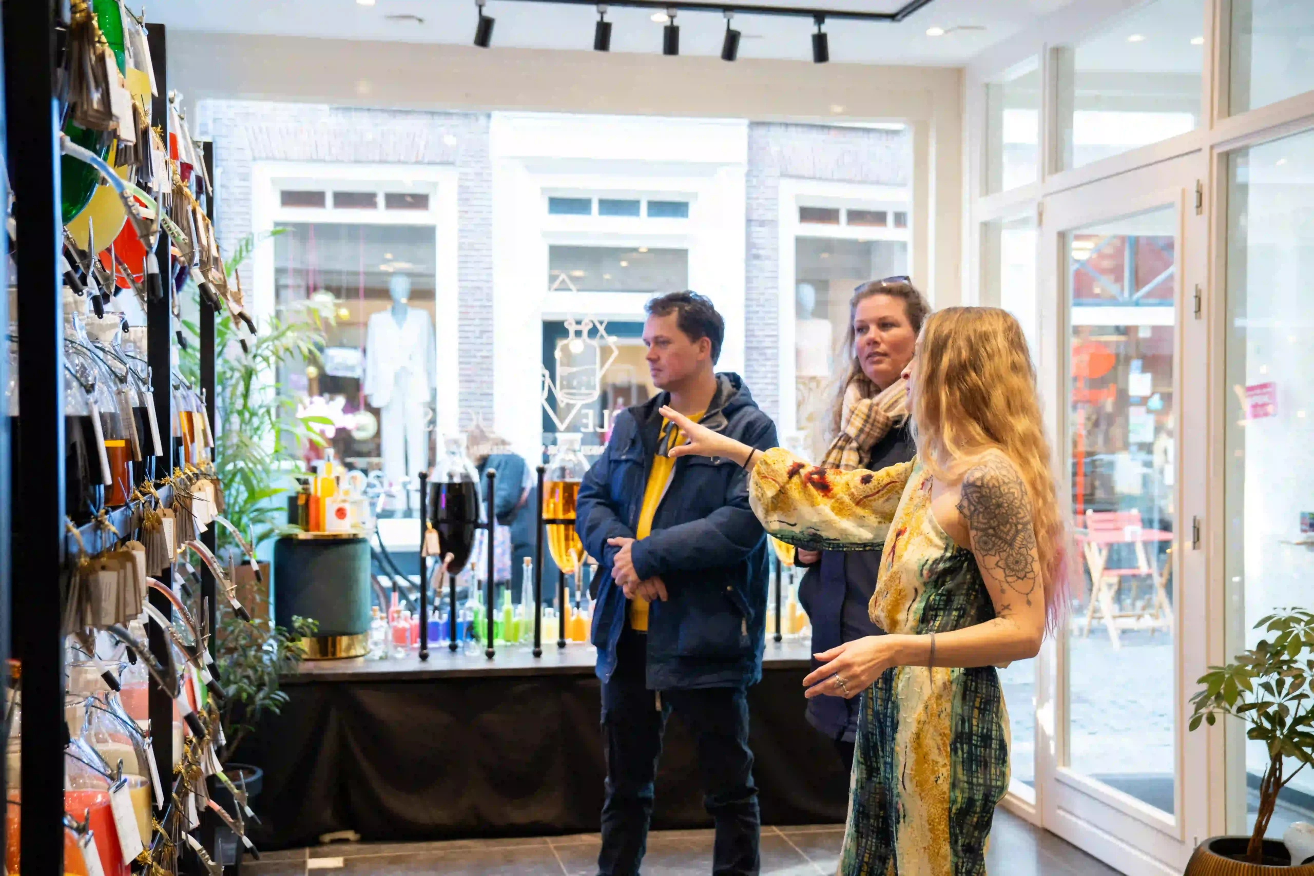 Merel helpt een klant in de winkel van Miracle Liquors
