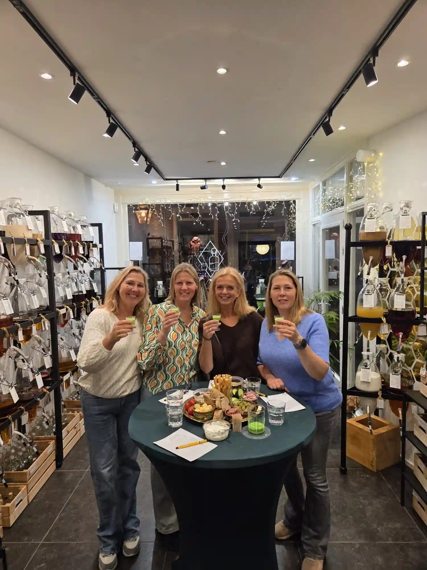 Gasten tijdens een likeurproeverij bij Miracle Liquors in Leiden